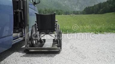 残疾人电动升降机专用车4k分辨率视频。 坐在坡道上的空轮椅
